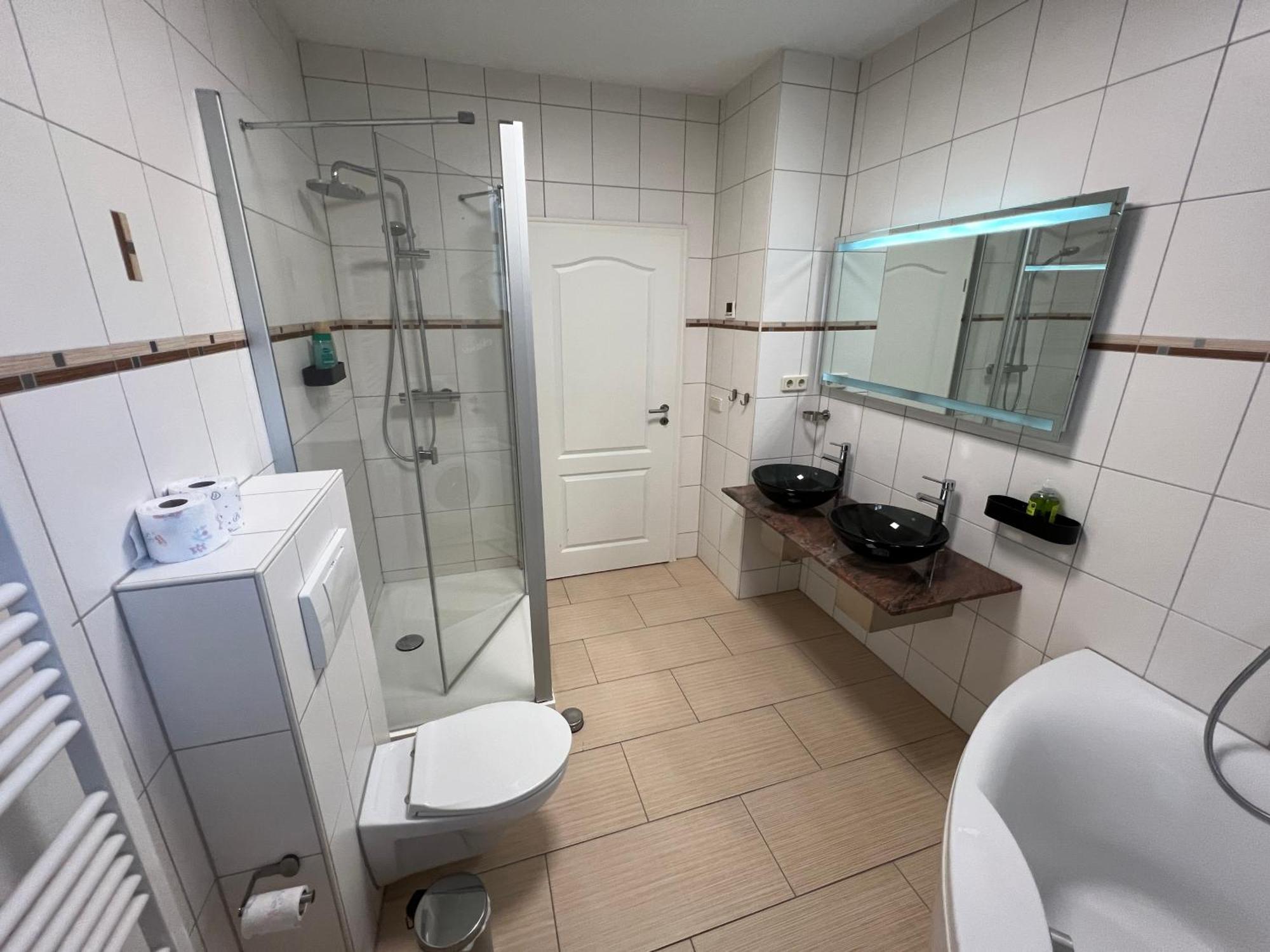 Apartment Humboldt 3 Schlafzimmer,Wifi, Netflix Parken, Terrasse, Klimatisiert, Naehe Zentrum Jena Ngoại thất bức ảnh